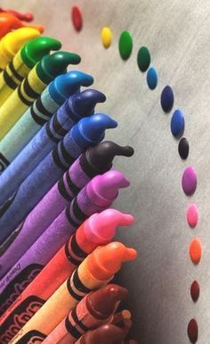 many crayons are lined up in a row