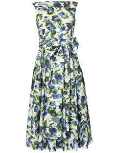 white/multicolour cotton all-over floral print bow detailing boat neck concealed rear zip fastening sleeveless V-back fitted waistline full skirt straight hem mid-length Skirt Straight, Midi Dress White, Wedding Guest Looks, City Dress, Summer Beach Wear, White Midi Dress, Bow Detail, Full Skirt, Dress White