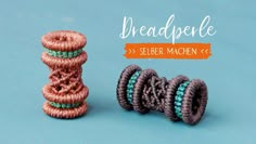 two spools of thread sitting next to each other on a blue background with the words bead pele selb machen