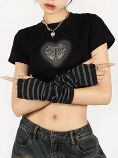 𝔇𝔢𝔱𝔞𝔦𝔩𝔰: Style: Vintage, Grunge, Streetwear Materials: 31% Cotton-50% Cotton Quantity: 1 pc This dark and mysterious top features a three-piece design that makes you an urban ninja. With fabric contrast, masked design, and sheer elegance, this top is sure to make you stand out from the crowd. Made of top fabric, comfortable for everyday wear Enjoy free shipping with a purchase of over 80$ SIZE LENGTH CHEST SLEEVE SHOULDERM 16 in 31 in 6 in 15 inL 16 in 33 in 6 in 15 inXL 17 in 35 in 7 in Dark And Mysterious, Urban Ninja, Grunge Streetwear, Vintage Grunge, Top Fabric, Mask Design, Three Piece, Stylish Accessories, Shoulder Sleeve