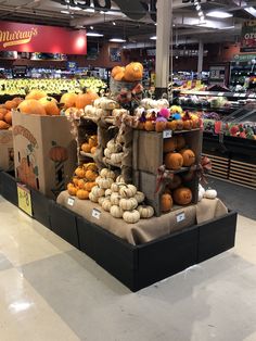 a display in a grocery store filled with lots of pumpkins