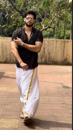 Onam Poses For Men, Mundu Kerala Men Poses, South Indian Men Outfit, South Indian Photoshoot Poses, Lungi Poses Men, South Indian Look For Men, Mundu Kerala Men, Tamil Traditional Dress For Men