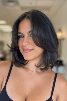 Se está a sonhar com um penteado curto que a fará parecer super elegante e sofisticada, então não há melhor corte do que este bob em camadas com franja cortina. // Crédito da foto: instagram @_idbeauty Bob Haircut For Round Face, Fine Straight Hair, Haircuts For Medium Length Hair, Layered Bob Haircuts, Long Face Hairstyles, Round Face Haircuts, Hair 2024, Haircuts For Medium Hair, Chic Hairstyles