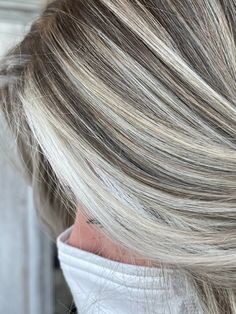 Gray Hair With Blonde Highlights, Blonde Hair With Grey Highlights, Reverse Bob, Short Platinum Blonde Hair, Grey Hair Looks, Haircuts Blonde, Platinum Blonde Highlights, Grey Hair Transformation