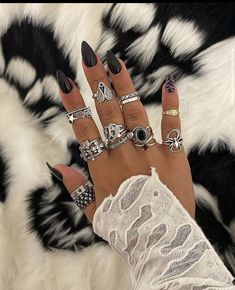 Scary Fairy, Dream Accessories, Streetwear Jewelry, Choker Necklace Designs, Pretty Accessories, Grunge Nails, Evolution Of Fashion, Jewelry Aesthetic