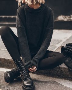 Black Sweater Aesthetic, Moody Clothes, Dragon Book, Look Rock, Fashion Goals, Mode Casual, High Waist Leggings, Autumn Colors