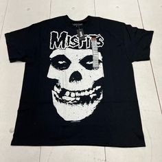 Misfits Black Graphic Print Short Sleeve T-Shirt Mens Size X-Large New Spencers New Condition See All Pics Ls291/23v1kh2 Black Edgy Pre-shrunk T-shirt, Halloween Grunge Logo Print T-shirt, Halloween Grunge T-shirt With Logo Print, Urban Black T-shirt For Halloween, Black Pre-shrunk Grunge Shirt, Black Skull Print T-shirt For Concert, Black Grunge Shirt With Front Print, Alternative Style Black T-shirt With Logo Print, Misfits Shirt