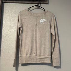 Super Cute Nwot Nike Cream Crew Pullover Xs Nike Crew Neck Top For Loungewear, Nike Basic Tops For Fall, Nike White Sweater For Fall, Basic Nike Winter Tops, Basic Nike Tops For Fall, White Nike Crew Top, Nike White Crew Top, Nike Casual Spring Sweater, Nike White Top For Loungewear