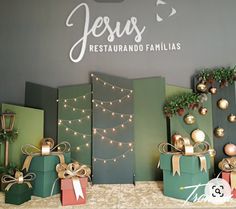 christmas presents are sitting in front of a wall with the words jesus restaranndo familias