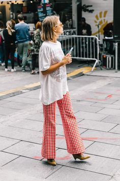 Oversized Tee Outfit, Goth Outfit, Fashion Oversized, Looks Street Style, Mode Inspo, Tshirt Outfits, Tee Outfit, Cute Simple Outfits