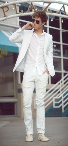 O total white pode funcionar, basta escolher peças ajustadas e cool, para não parecer um médico durante o expediente. White Outfits For Boys, Cool Outfits For Teenage Guys, All White Mens Outfit, Outfits For Teenage Guys, All White Party Outfits, White Shirt Outfits