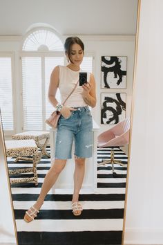 Elly Brown wears black bermuda denim shorts with a simple tank and pearl sandals from Zara How To Style Espadrilles, How To Wear Bermuda Shorts, How To Style Bermuda Shorts, Style Bermuda Shorts, Summer Chic Outfit, Bermuda Shorts Outfit, Dressy Summer Outfits, 30 Fashion