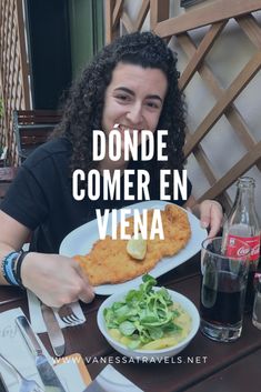 a woman sitting at a table with food in front of her and the words donde comer en viena