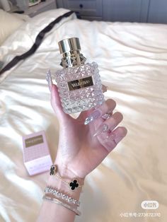 Valentino Perfume, Koleksi Parfum, Girly Christmas Gifts, Trendy Phone Cases, Perfume Scents, Perfume Lover, Bath And Body Care, Valentino Women, Luxury Perfume