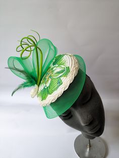 Add a touch of elegance to your outfit with this gorgeous green and ivory flower print fascinator. The beautiful crin brim and quill add a sophisticated twist to this classic piece. The fascinator is secured with an elastic band, making it easy to wear throughout the day without any discomfort.The green and ivory flower print provides an eye-catching contrast, adding a pop of color that is perfect for any occasion. Thanks to its versatile design, you can wear it on the side or at the center of y Bridal Fascinator, Ivory Flower, Ivory Bridal, Ivory Flowers, Flower Print, Fascinator, Elastic Band, Flower Prints, Accessories Hats