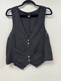 Spring V-neck Vest With Pockets, Classic V-neck Tops With Pockets, Elegant V-neck Vest With Pockets, V-neck Vest With Pockets For Fall, Cotton Vest With Buttons For Layering, Everyday Cotton V-neck Vest, Casual Button-up Vest For Work, Casual Layering Vest With Buttons, Linen Workwear Vest With Buttons