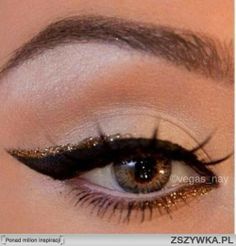 #VeryChristmasCrib... Make up idea Extreme Make-up, Eyeliner Ideas, Nye Makeup, Gold Eyeliner, Concert Makeup, Eye Glitter, Inspo Makeup, Beauty Corner, Makijaż Smokey Eye