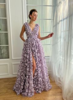 Elegant Lavender Lace Dress, Purple Floor-length Tulle Gown, Purple Lace Dress For Gala, Purple Tulle Floor-length Gown, Elegant Lavender Ball Gown Dress, Floor-length Purple Tulle Gown, Lavender Lace Evening Dress, Lavender Floor-length Wedding Dress, Elegant Purple Tulle Gown