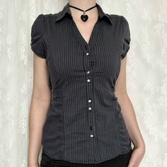 Y2K 2000s Office Siren Dark Academia Grey Pinstriped Bouse / Blazer #officesiren #pinstripe #officewearstyle #officewear #officeoutfits #blouse #blazer Y2k Secretary Core, Grey Academia Aesthetic Outfit, Y2k Blouse, Office Siren Clothes, Y2k Office Siren, Office Siren Fashion, Office Grunge, Goth Dark Academia Outfit, 2000s Office Fashion