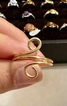 Cool Wire Rings, Thick Wire Rings, Cooper Wire Jewelry, Gold Wire Jewelry Diy, Jewelry Design Rings, Gold Spiral Minimalist Stackable Rings, Adjustable Hand Forged Gold Stackable Rings, Wire Jewelry Making For Beginners, Minimalist Hand Forged Gold Midi Rings