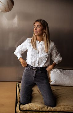 Ecru Embroidered Pauly Shirt Outfit Elegantes, Parisian Chic Style, Parisian Women, Mode Casual, Sleeveless Cardigan, Western Union, Fashion Tips For Women, Lace Shirt, Embroidered Shirt