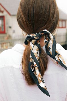 5 Ways To Wear A Silk Scarf This Summer - The Coastal Confidence, |The Coastal Confidence| |TCC| How to wear a silk scarf? How to style a silk scarf? How to have multiple ways to wear a scarf? #summerstyle #style #scarf #eastcoast #styleinspiration #preppy #blogger Silk Scarf Hairstyles, Wear A Silk Scarf, Hair Scarf Styles, Ways To Wear A Scarf, Hair Scarf, Headband Hairstyles, Scarf Hairstyles