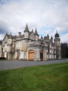 Balmoral Castle Small Castle House, Posh Houses, Small Castle, Chateau House, Castle Exterior, Balmoral Castle, Architecture Classic, Small Castles, Medieval Aesthetic