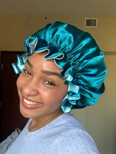 Cet élégant bonnet en satin allie style et confort, avec une finition satinée douce et douce pour vos cheveux. La teinte bleu vif ajoute une touche de sophistication, ce qui en fait un accessoire à la mode pour se prélasser à la maison et pour protéger vos cheveux pendant le sommeil. La bande élastique assure un maintien sûr, tandis que le matériau doux aide à prévenir les frisottis et la casse, préservant la beauté naturelle de vos cheveux. Satin Robe And Bonnet Set, Bonnet Satin Natural Hair, Handmade Green Bonnet, One Size Fits Most, Silk Sleep Cap, Hair Bonnet Sleep Satin, Satin Bonnets, Satin Bonnet, Green Satin, Curly Hair Styles Naturally