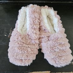 Women's Faux Fur Ribbed Slippers Socks Booties Grips Cozy Pull On Pink S/M New!! Without Tags The Size Is Not Listed, But It Looks To Fit A Small/Medium Foot, Probably About A Size 7. **See Photos For Condition. Sold As Is. Comes From A Smoke-Free Home.** Trendy Indoor Winter Slippers, Winter Slippers With Soft Texture And Round Toe, Winter Comfortable Slippers With Soft Texture, Comfortable Winter Slippers With Soft Texture, Cozy Soft Slippers For Fall, Snug Super Soft Winter Slippers, Cozy Fluffy Winter Slippers, Pink Comfy Winter Slippers, Socks Booties