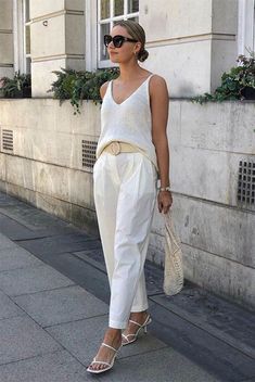 Estos Looks Con Pantalones Blancos Anchos Definitivamente Te Inspirarán – Cut  Paste – Blog de Moda Looks Jeans, Trousers White, Outfit Street, Monochromatic Outfit, All White Outfit, Net Bag, White Outfit, Pleated Trousers, Maxi Shirt Dress