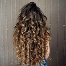 Long Natural Curly Hair, Highlights Curly Hair, Brunette Hair With Highlights, Wavy Curly Hair, Hair Color And Cut, Natural Hair Growth, Brunette Hair, Curled Hairstyles