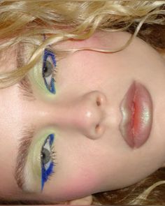 Blue Eyeshadow Blonde Hair, Makeup Baby Blue, Funky Eyeshadow, Blue Mascara Looks, Make Up Blue, Interesting Makeup, Electric Blue Eyes, Eye Shadow Looks, Blue Eyeliner Makeup