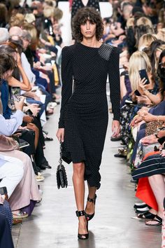 Michael Kors Collection Spring 2020 Ready-to-Wear Collection - Vogue Dresses 2020, Design Concepts, Fashion Show Collection, Fashion 2020, Vogue Paris, Fashion Week Spring, New York Fashion Week, Spring Summer Fashion