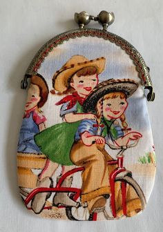 This pretty coin purse with adorable little cowboy artists will delight little girls or mothers who have kept their childish soul. It is entirely handmade with cotton fabric, a metal clasp and two small yellow balls in a lotus flower. It measures 12.5 cm long and 8.5 cm wide. Don't hesitate to visit my shop to discover my other creations! Handmade Vintage Multicolor Coin Purse, Retro Handmade Pouch Coin Purse, Handmade Retro Pouch Coin Purse, Retro Handmade Coin Purse For Daily Use, Vintage Multicolor Coin Purse As Gift, Vintage Multicolor Coin Purse For Gift, Cute Handmade Coin Purse Pouch, Cute Handmade Coin Purse, Handmade Cute Coin Purse For Personal Use