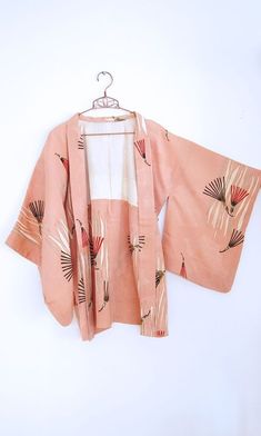 Moda Kimono, Beautiful Frocks, Era Fashion, Pink Kimono, Outfit Chic, Harajuku Style, Spring Clothes, Silk Art