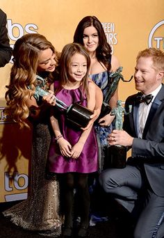 the cast of modern family poses with their awards at the screen actors'choice awards