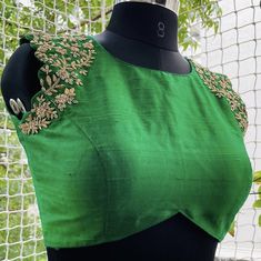 Maggam Work Croptop Designs, High Neck Maggam Work Blouse Designs, Latest Work Blouse Designs, Simple Green Blouse Designs For Saree, Blouse Designs Aari Work, Blouse Maggam Work, Work Blouse Designs, Blouse Works, Blouse Designs High Neck