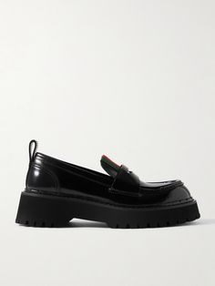 Gucci's 'Thea' loafers offer a contemporary take on classic styles. Made from glossy patent-leather, they're set on lug soles and feature traditional penny slots and the label's signature red and green stripe webbing trim on the tongues. Gucci Shop, Patent Leather Loafers, Ballet Pumps, Gucci Shoes, Ski Wear, Green Stripes, Leather Loafers, Net A Porter, Loafer Shoes