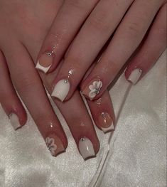 𝓝𝓪𝓲𝓵𝓼 𝓲𝓷𝓼𝓹𝓸ఌ Short But Cute Acrylic Nails, Short Acrylic Nails With Acrylic Flower, Fall Acrylic Short Nails, Nails Ideas For Wedding Guest, Damas Nails For Quince, Pretty Natural Nails Ideas, Cute Acyrilics Nails, Short Nail Ideas For Halloween, Nails To Go With A White Dress