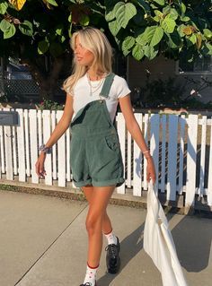 Overall Shorts Outfit, Overalls Outfits, Green Overalls, Cute Overalls, Overall Outfit, Overalls Outfit, Summer Shorts Outfits, Photoshoot Idea, 90's Fashion