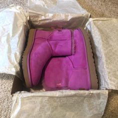 New In Box Size 11 Mini Ugg Boots Pink, Pink Ygg Bailed Bow, Pink Ugg With Bows, Uggs Bow Pink, Baily Bow Pink Uggs, Pink Mini Ugg Boots, Pink Uggs Bows, Pink Bailey Bow Ugg, Ugg Mini Bailey Bow