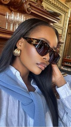 Baddie Selfie, Sunglasses Women Black, Parisian Spring, Proverbs Woman, Glossy Lips Makeup, Unique Ear Piercings, Glasses Fashion Women, Queen Makeup, Photography Posing Guide