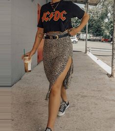 Tshirt Skirt Outfit, Leopard Print Skirt Outfit, Midi Skirt Outfits Summer, Shirt Skirt Outfit, Leopard Skirt Outfit, Outfit Converse, Street Style Skirt, Printed Skirt Outfit, Beach Outfit Ideas