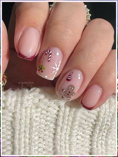 Gel Polish Nails Christmas, Nail Tip Inspiration, Christmas Gel Nails Glitter, Extra Short Christmas Acrylic Nails, Nude Nails For Christmas, Gel Nail Xmas Designs, Tiny Design Nails, Cute Gel Nails Christmas, Christmas Nails With Gingerbread