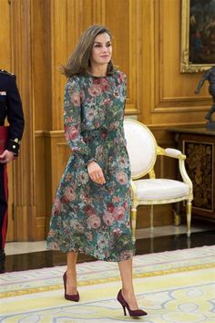 Queen Letizia Dress Zara. There are any references about Queen Letizia Dress Zara in here. you can look below. I hope this article about Queen Letizia Dress Zara can be useful for you. Please remember that this article is for reference purposes only. #queen #letizia #dress #zara Pretty Fall Dresses, Dress Queen, Spain Print, Spain Photos, Estilo Real, Chique Outfits, Letizia Of Spain, High Street Fashion, Dress Zara