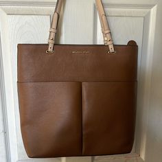 Brown Color Perfect For Baby Staff Color Cafe Espaciosa Perfecta Para Las Cosas Del Bebe Bolsas Enfrente Y Atras Michael Kors Baby Bag, Baby Staff, Michael Kors Brown Bags With Gold-tone Hardware, Color Cafe, Michael Kors Bag, Womens Tote Bags, Brown Color, Michael Kors, Bag Lady