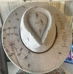 Cowgirl Hat Accessories, Custom Burnt Cowgirl Hats, Burnt Hats Designs, Distressed Felt Hat, Burned Hats Diy, Hand Burned Felt Hats, Hat Burning Ideas Simple, Felt Hat Burning Designs Diy