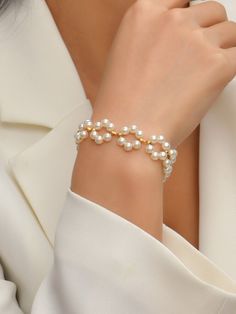 Handmade Fabric Jewelry Designs, White Pearl Bracelet Diy, Luxury Beaded Jewelry, Pearls Bracelet Ideas, Bracelet Pearl Ideas, Pearl Beads Bracelet, Modern Pearl Jewelry Design, Beaded Bracelet Designs, White Beaded Bracelets