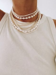 Pearl Necklace 2023, Cool Pearl Necklace, Styling Pearl Necklace, Necklace Beads Ideas, Pearl Necklace Diy, Necklaces 2023, Beaded Pearl Necklace, Accessories 2023