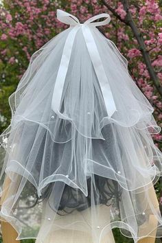 the back of a wedding veil on top of a mannequin's head